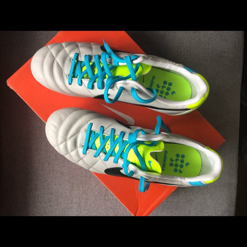 Nike Soccer women’s shoes cleats - 7 US